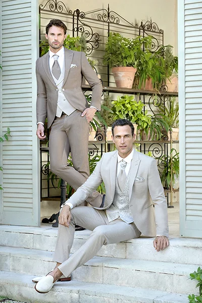 Dos trajes de novio claros para bodas especiales de la colección Beach & Special Wedding 2026 de Enzo Romano