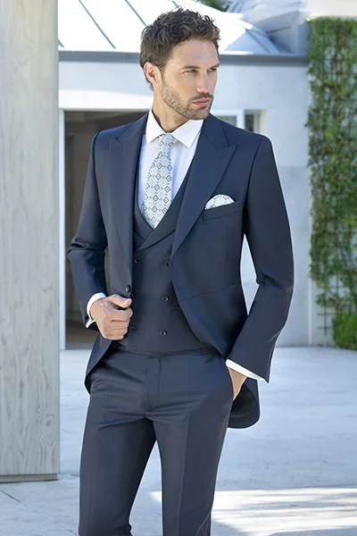 Traje de novio azul con chaleco claro de la colección Clásico & Unlimited 2026 de Enzo Romano