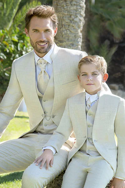 Traje de novio beige con traje de niño a juego para boda de la colección Enzo Kids 2026 de Enzo Romano