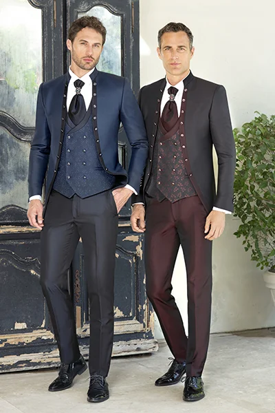 Dos trajes de novio, uno azul marino y otro burdeos, de la colección Exclusive Wedding 2026 de Enzo Romano