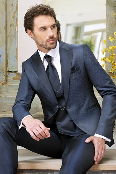 Traje de novio azul oscuro de estilo elegante de la colección Exclusive Wedding 2026 de Enzo Romano