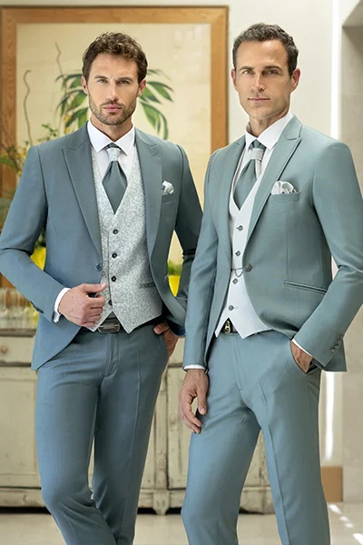 Dos trajes de novio verde agua con chaleco de la colección Exclusive Wedding 2026 de Enzo Romano