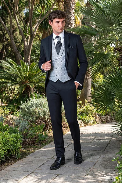 Traje de novio azul marino de Stefano Altarocca, estilo elegante de ceremonia