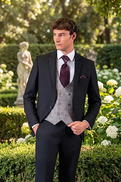 Traje de novio oscuro de Stefano Altarocca con chaleco, estilo clásico