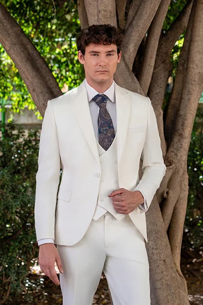 Traje de novio claro Stefano Altarocca para boda de verano