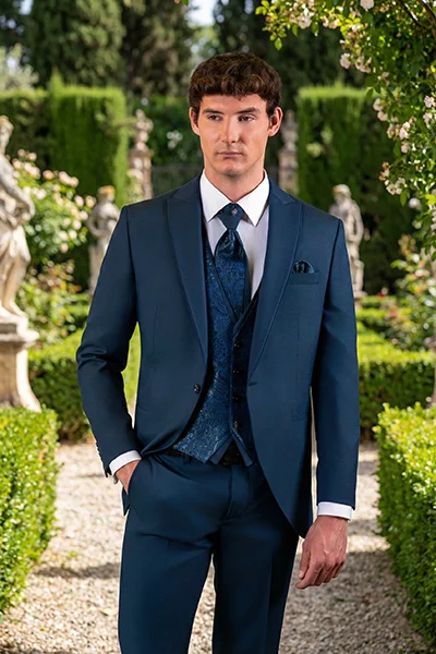 Traje de novio azul intenso de Stefano Altarocca, estilo contemporáneo