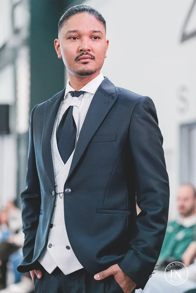 Modelo con traje negro de Enzo Romano 2026