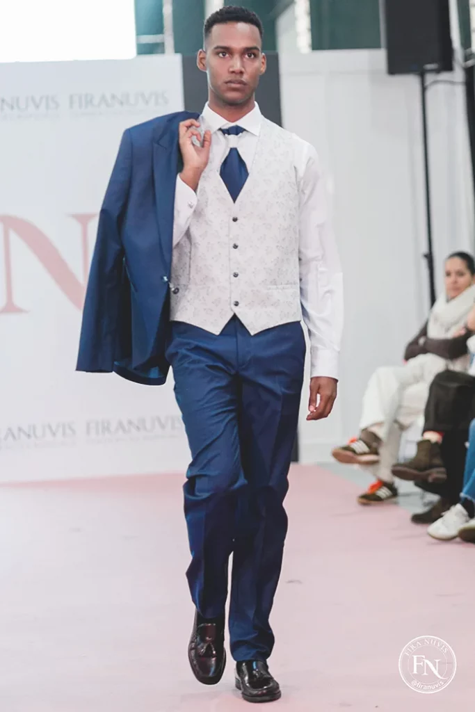Modelo con traje azul marino en el desfile de la Fira Nuvis Tardor Sabadell