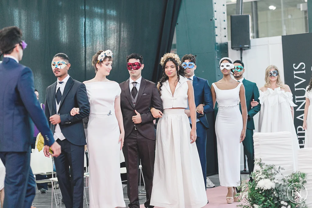 Carrousel final del desfile con trajes de La Botiga Roba d’Home y vestidos de Lluís Mengual Atelier