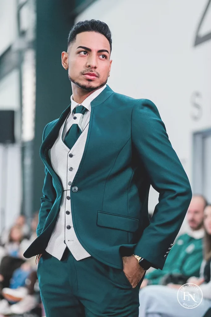 Modelo con traje verde de la nueva colección 2026 de Enzo Romano