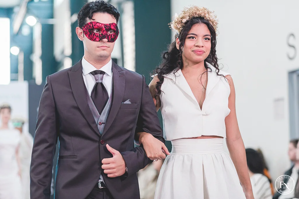 Modelos masculinos y femeninos en el carrousel final del desfile Fira Nuvis Sabadell 2025