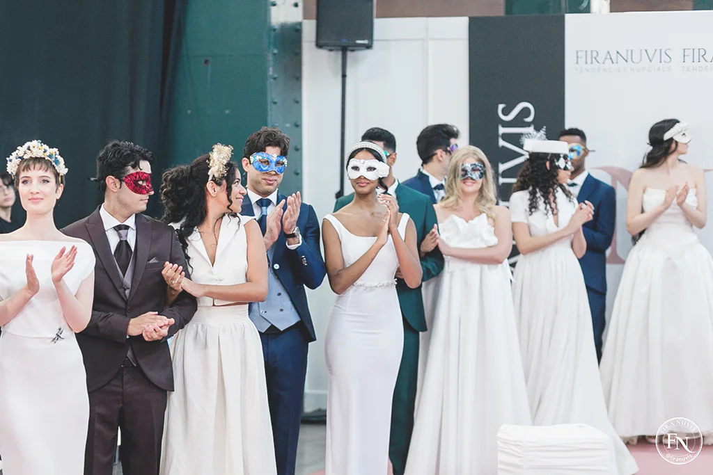 Cierre del desfile con diseños de novio y novia sobre la pasarela en Sabadell
