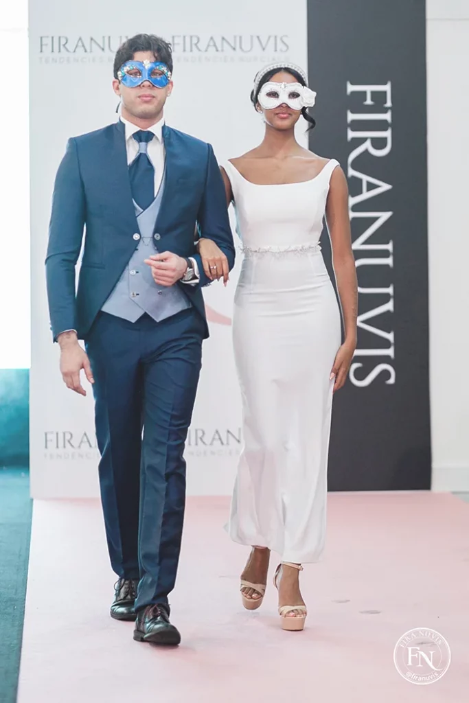 Desfile final con trajes azules de La Botiga Roba d’Home en Sabadell