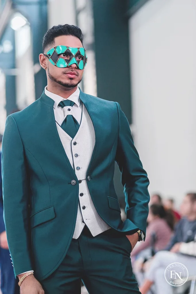 Modelos de novio posando juntos en el cierre del desfile Fira Nuvis Sabadell 2025