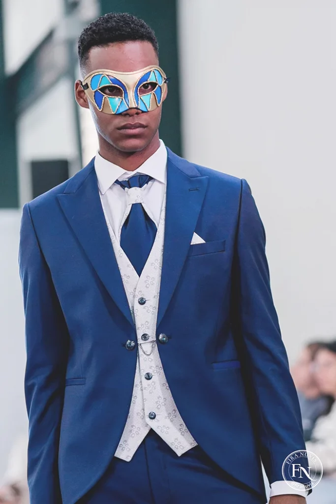 Modelos de La Botiga Roba d’Home luciendo trajes de novio en el carrousel final