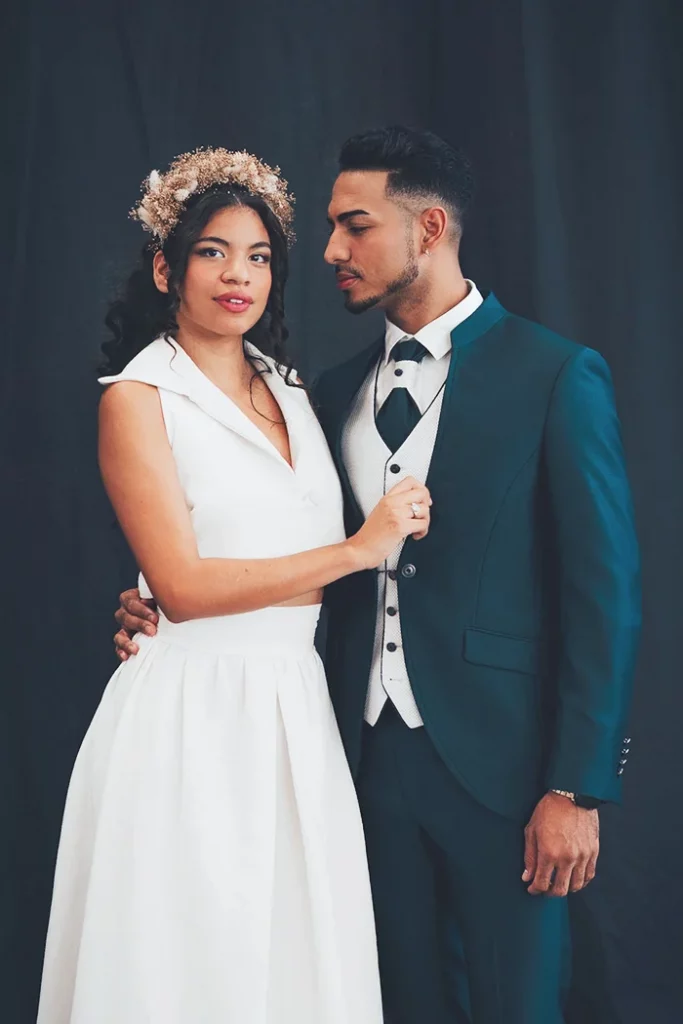 Modelo de La Botiga Roba d’Home con traje de novio posando junto a modelo con vestido de novia