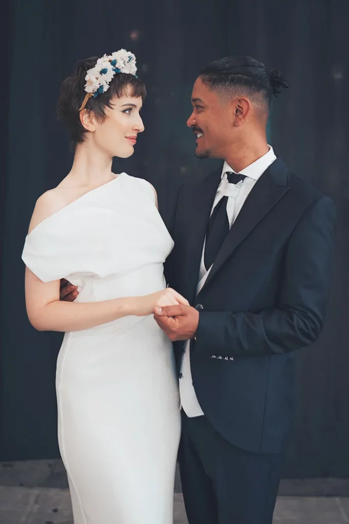 Modelo de novio de La Botiga Roba d’Home posando con novia en estudio