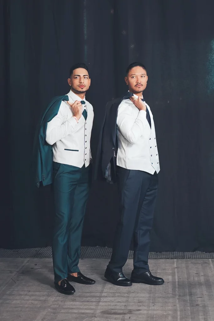 Modelos masculinos de La Botiga Roba d’Home en sesión de fotos tras el desfile de la Fira Nuvis Tardor Sabadell 2025