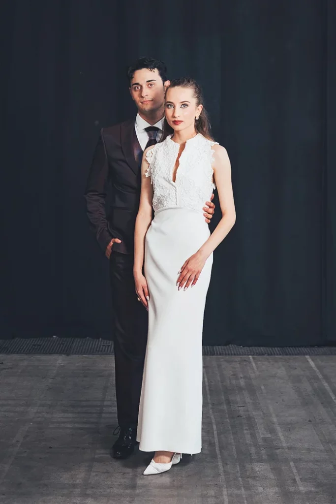 Pareja de modelos mostrando looks de boda elegantes tras la Fira Nuvis Sabadell