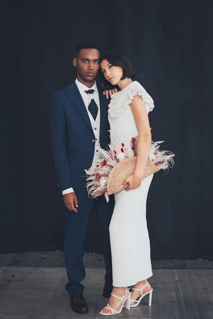 Pareja de modelos mostrando looks de boda elegantes tras la Fira Nuvis Sabadell