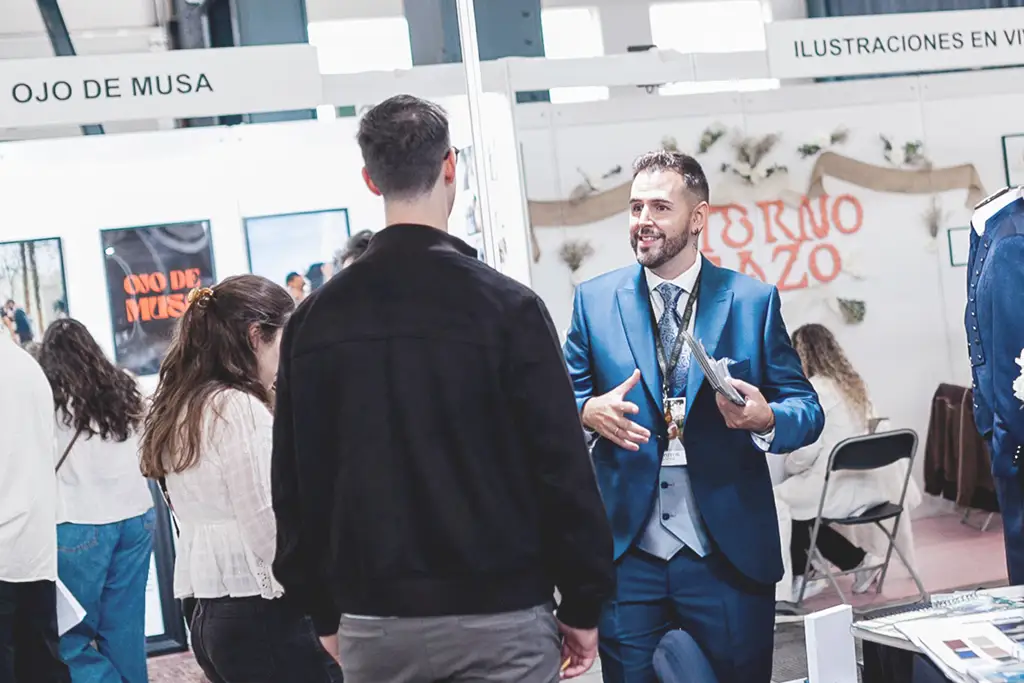 Atención a parejas de novios en el stand de La Botiga Roba d’Home en Sabadell