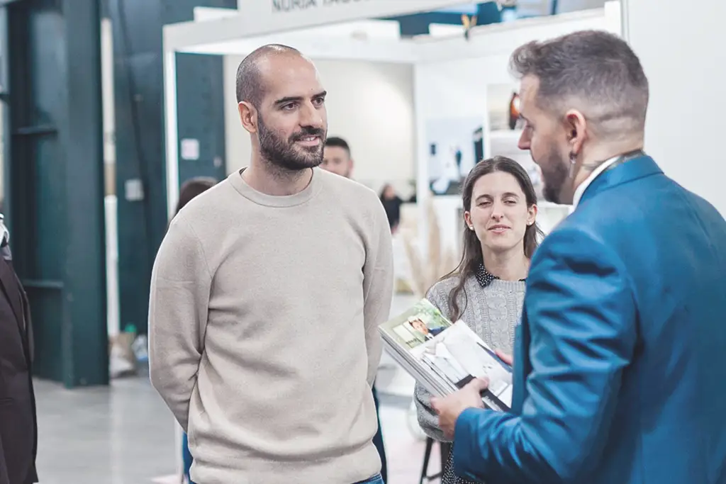 Atención a parejas de novios en el stand de La Botiga Roba d’Home en Sabadell